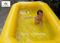 Double piscine jaune d'explosion de tubes pour des enfants dans l'arrière-cour