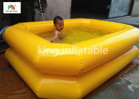 Double piscine jaune d'explosion de tubes pour des enfants dans l'arrière-cour